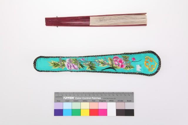 青色緞地鑲黑邊牡丹紋扇套組藏品圖，第2張