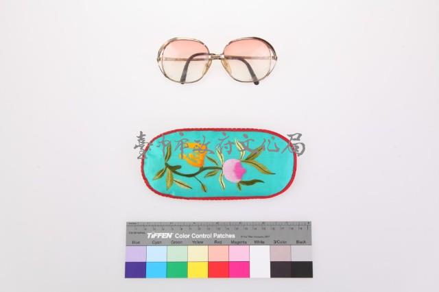 青綠緞地鑲紅邊彩繡果紋眼鏡袋組藏品圖，第2張