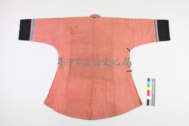 粉橘綢地貼飾壽字紋繡帶 大襟衫藏品圖，第2張