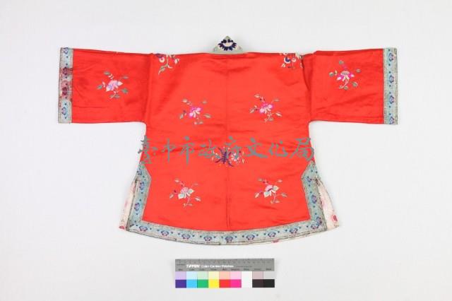 紅絲緞彩繡吉祥紋對襟童外褂藏品圖，第2張