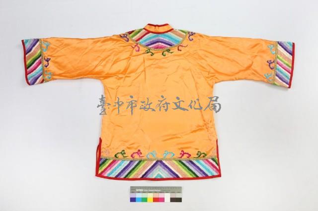 橘緞地彩繡鳳仙服-上衣藏品圖，第2張