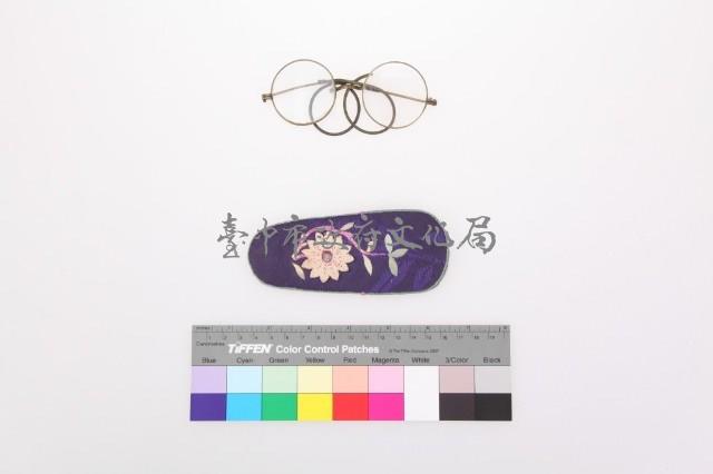 藍紫地提花布彩繡花卉紋眼鏡套一組-圓框眼鏡藏品圖，第2張