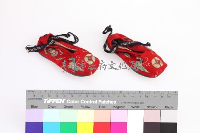 紅地彩繡銅錢蝴蝶紋童鞋-1藏品圖，第2張