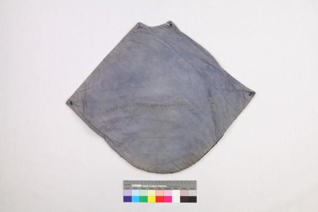 黑棉地鎖鏈繡蝙蝠壽字紋肚兜藏品圖，第2張