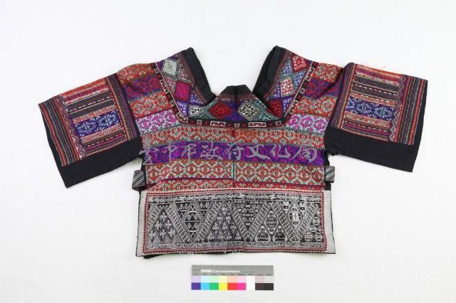 貴州雷山苗族女盛裝衣藏品圖，第2張