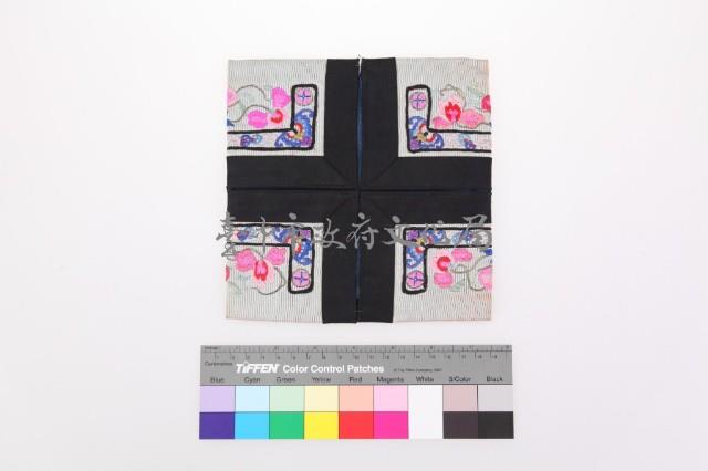 白地納紗繡方形摺疊荷包藏品圖，第2張