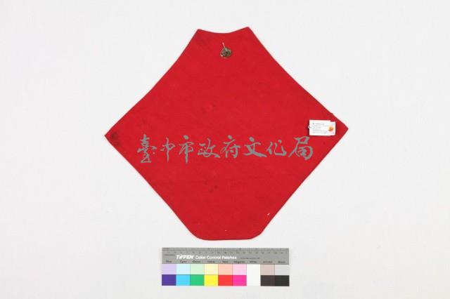 紅棉地彩繡人物圖肚兜藏品圖，第2張