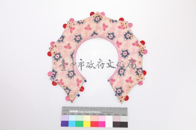 藍緞地八角雙鳳牡丹紋圍涎藏品圖，第2張