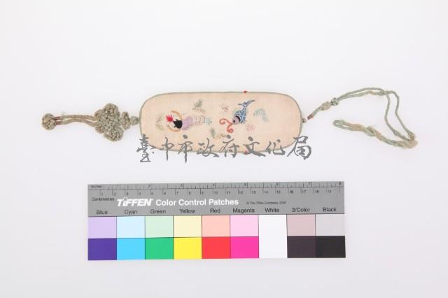白緞地雙面刺繡魚蝦詩詞紋眼鏡套藏品圖，第2張