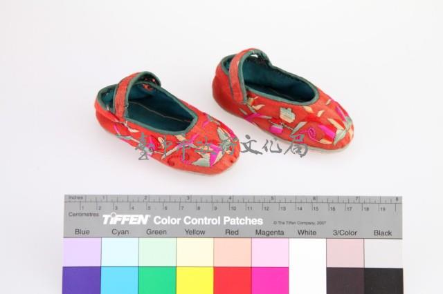 紅地彩繡花卉紋童鞋藏品圖，第2張