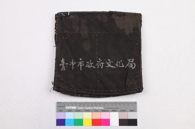 紅紫緞地壽字人物紋方形荷包藏品圖，第2張