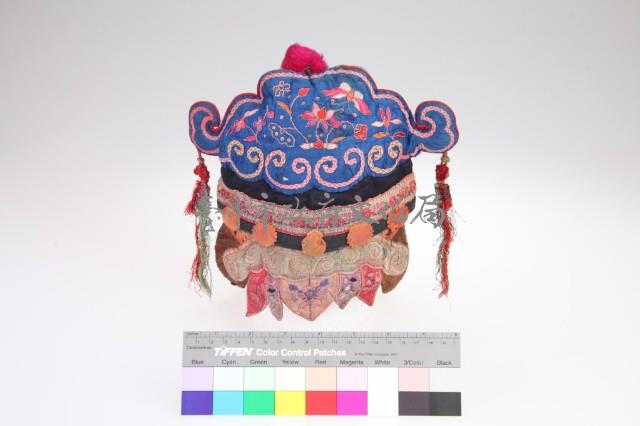 藍緞地彩繡花蝶紋狀元童帽藏品圖，第2張