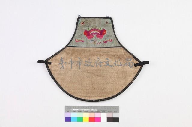 粉紅綢地彩繡龍紋肚兜藏品圖，第2張