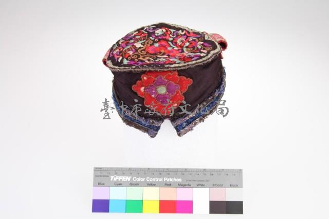 黑棉地彩繡花卉紋平頂童帽藏品圖，第2張