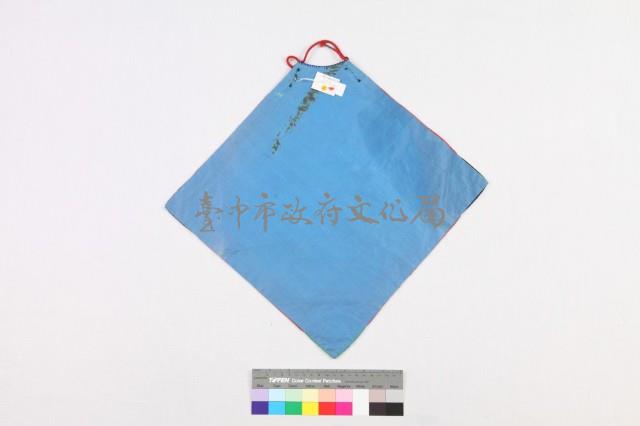 紅緞地彩繡獅子戲球紋肚兜藏品圖，第2張