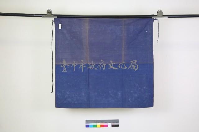 淡藍綢地盤金彩繡孔雀開屏牡丹紋桌圍藏品圖，第2張