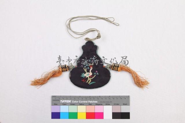 黑緞地彩繡花鳥紋葫蘆形配飾藏品圖，第2張