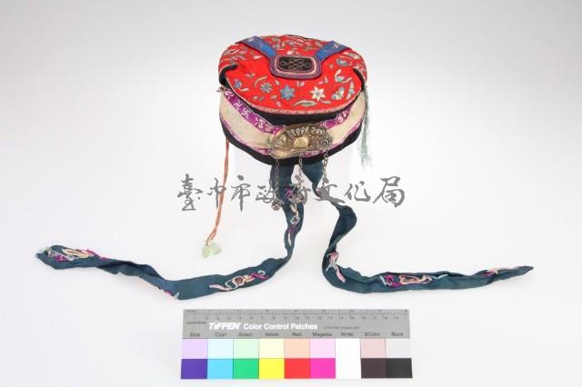 黑紅緞地彩繡花鳥紋平頂童帽藏品圖，第2張