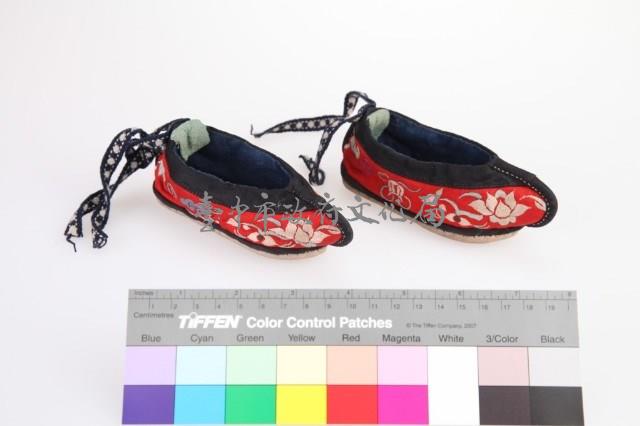 紅地彩繡花卉紋童鞋-2 藏品圖，第2張