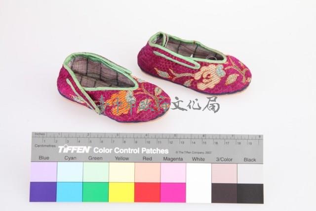 紫紅地納紗繡花卉紋童鞋-2 藏品圖，第2張