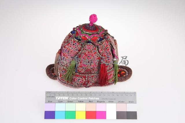 大紅地打籽繡花卉紋附耳套童帽藏品圖，第2張