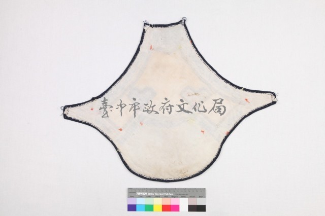 白棉地藍線繡壽字花蝶圖肚兜藏品圖，第2張