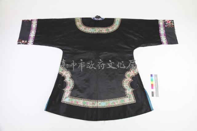 黑緞地彩繡緄邊挖雲對襟女褂藏品圖，第2張