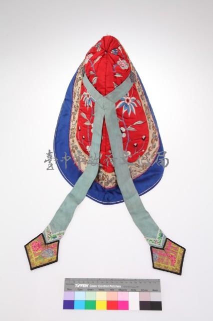 紅緞地鑲藍白邊盤金彩繡花卉紋幼童風帽藏品圖，第2張