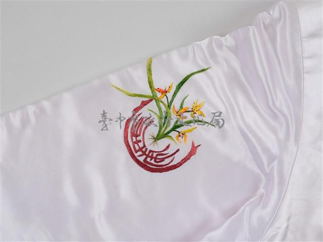 白緞地鑲紅邊彩繡花果吉紋對襟女短襖藏品圖，第7張