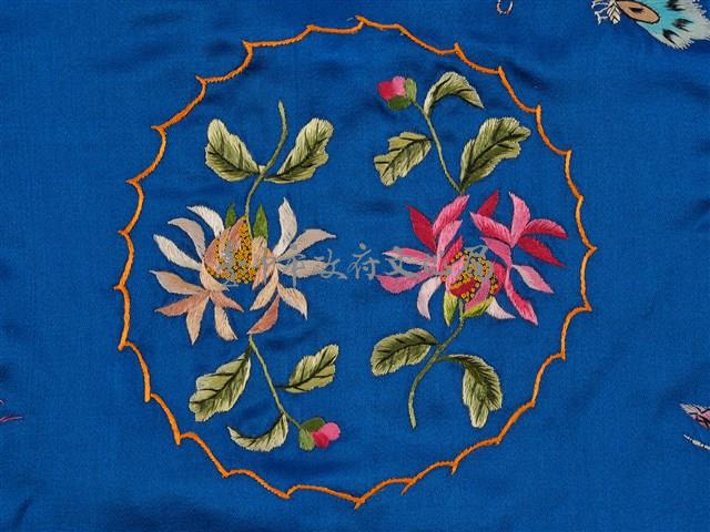 寶藍緞地鑲乳白邊彩繡花蝶紋對襟女短襖藏品圖，第17張