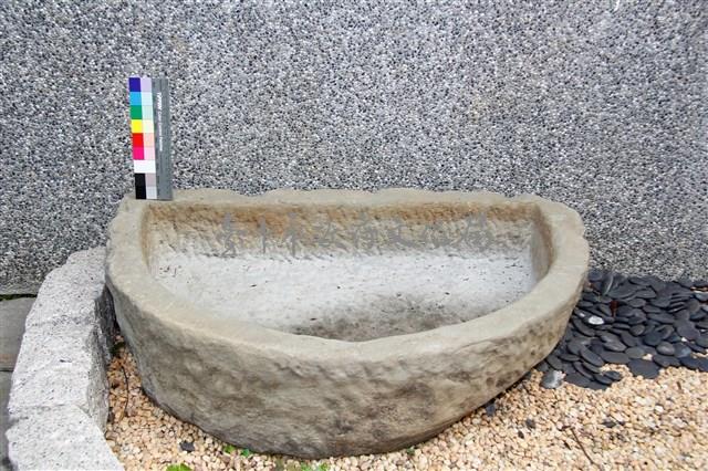 半圓型石製豬飼槽藏品圖，第1張