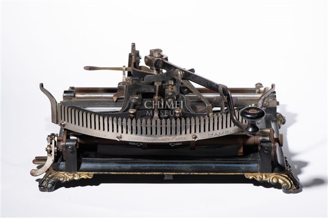 Guhl & Harbeck Kosmopolit Typewriter Collection Image, Figure 1, Total 16 Figures
