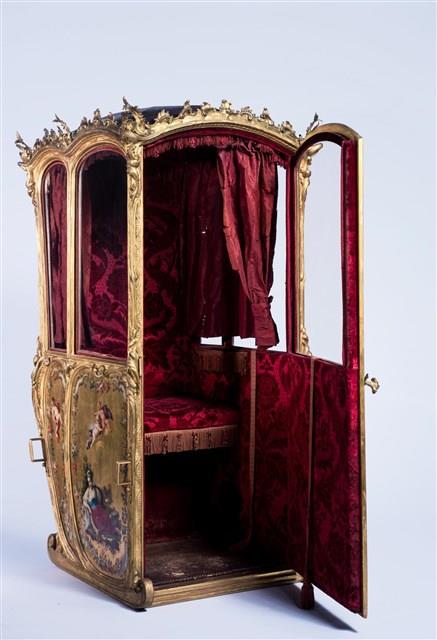 An Italian Neapolitan Ormolu-mounted,Vernis Martin and Gilded Wood Sedan Chair Collection Image, Figure 19, Total 26 Figures