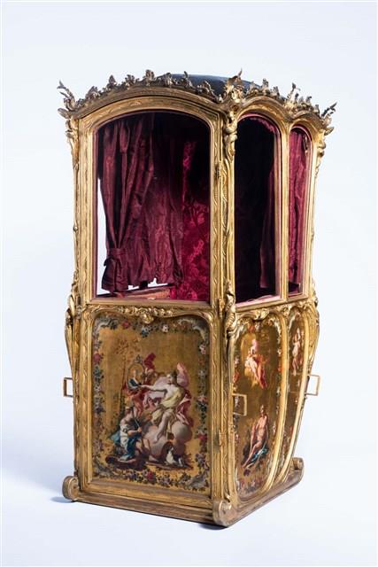An Italian Neapolitan Ormolu-mounted,Vernis Martin and Gilded Wood Sedan Chair Collection Image, Figure 17, Total 26 Figures