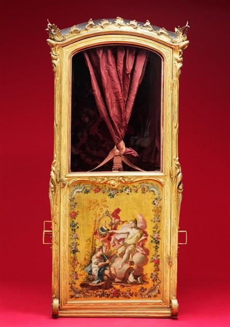 An Italian Neapolitan Ormolu-mounted,Vernis Martin and Gilded Wood Sedan Chair Collection Image, Figure 3, Total 26 Figures