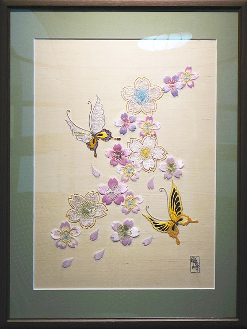花と蝶（技法：日本刺繍）