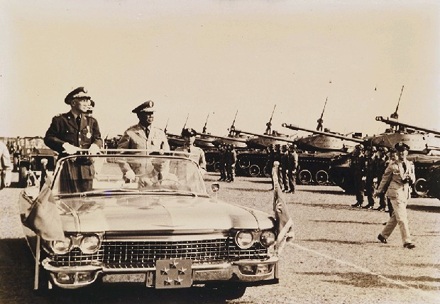 蔣中正總統與陸軍總司令劉安祺檢閱陸軍軍隊