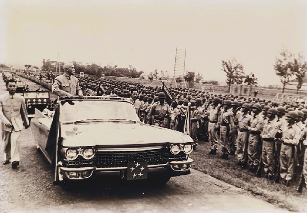 蔣中正總統搭乘總統座車檢閱部隊