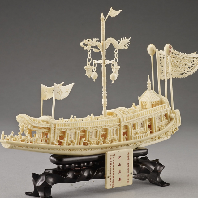 Ivory Boat (with a case)