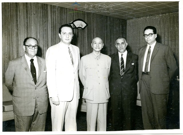 胡崇賢攝蔣中正總統接見前美軍顧問團團長史邁斯將軍及美國駐華大使館人員藏品圖，第1張