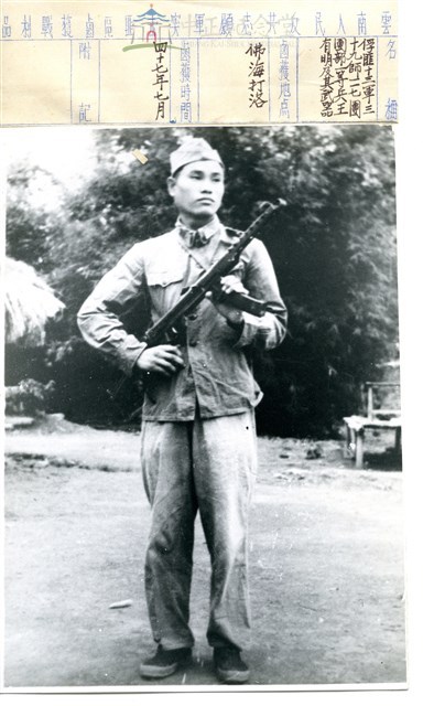 雲南人民反共志願軍擄獲共軍第十三軍三十九師一一七團團部一等兵及其武器藏品圖，第1張