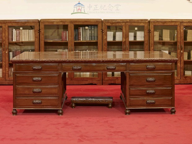 大型辦公桌藏品圖，第1張