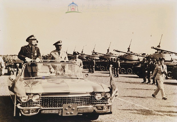 蔣中正總統與陸軍總司令劉安祺檢閱陸軍軍隊藏品圖，第1張