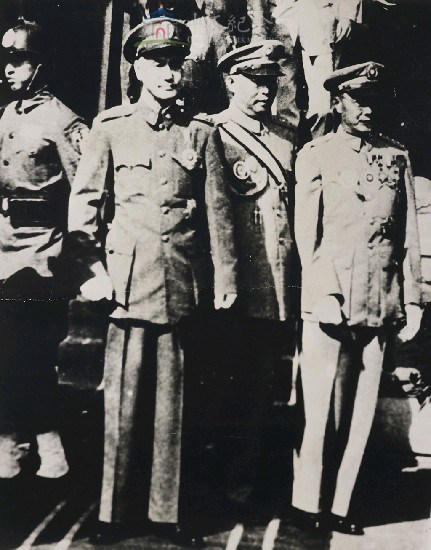 蔣中正總統著軍服與人合照藏品圖，第1張