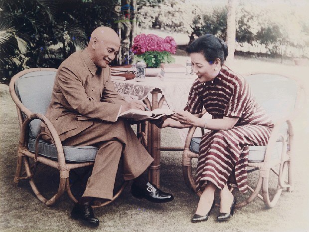 蔣中正總統與夫人蔣宋美齡在士林官邸合影藏品圖，第1張