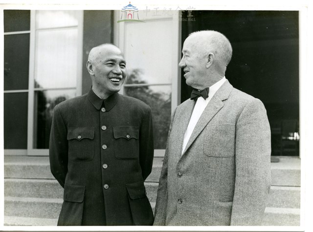 蔣中正總統與美國海軍上將柯克合影1藏品圖，第1張