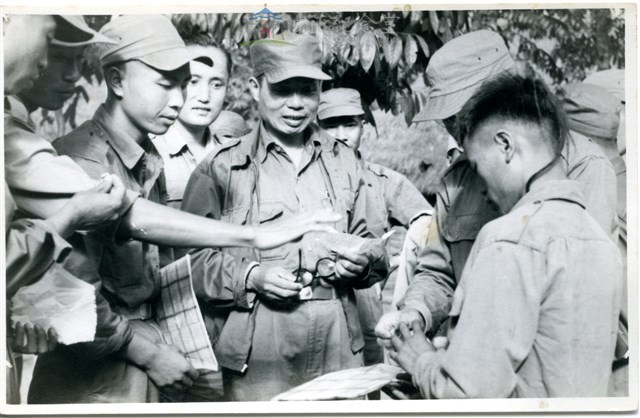 早期軍旅生活20：訪視官長聽取雲南人民反共志願軍隊員偵搜簡報藏品圖，第1張