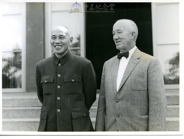 蔣中正總統與美國海軍上將柯克合影2藏品圖，第1張