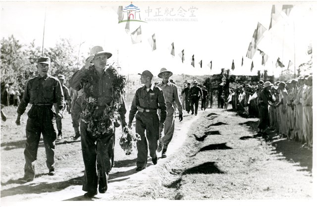 早期軍旅生活35：官長校閱雲南人民反共志願軍隊員、接受歡迎並致意藏品圖，第1張
