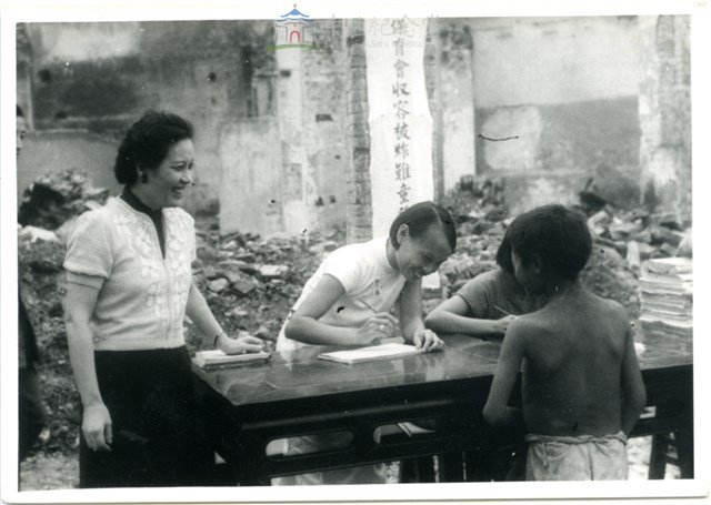 戰時兒童保育會總會理事長蔣宋美齡視察遭日機轟炸後保育院收容教養難童照片2藏品圖，第1張